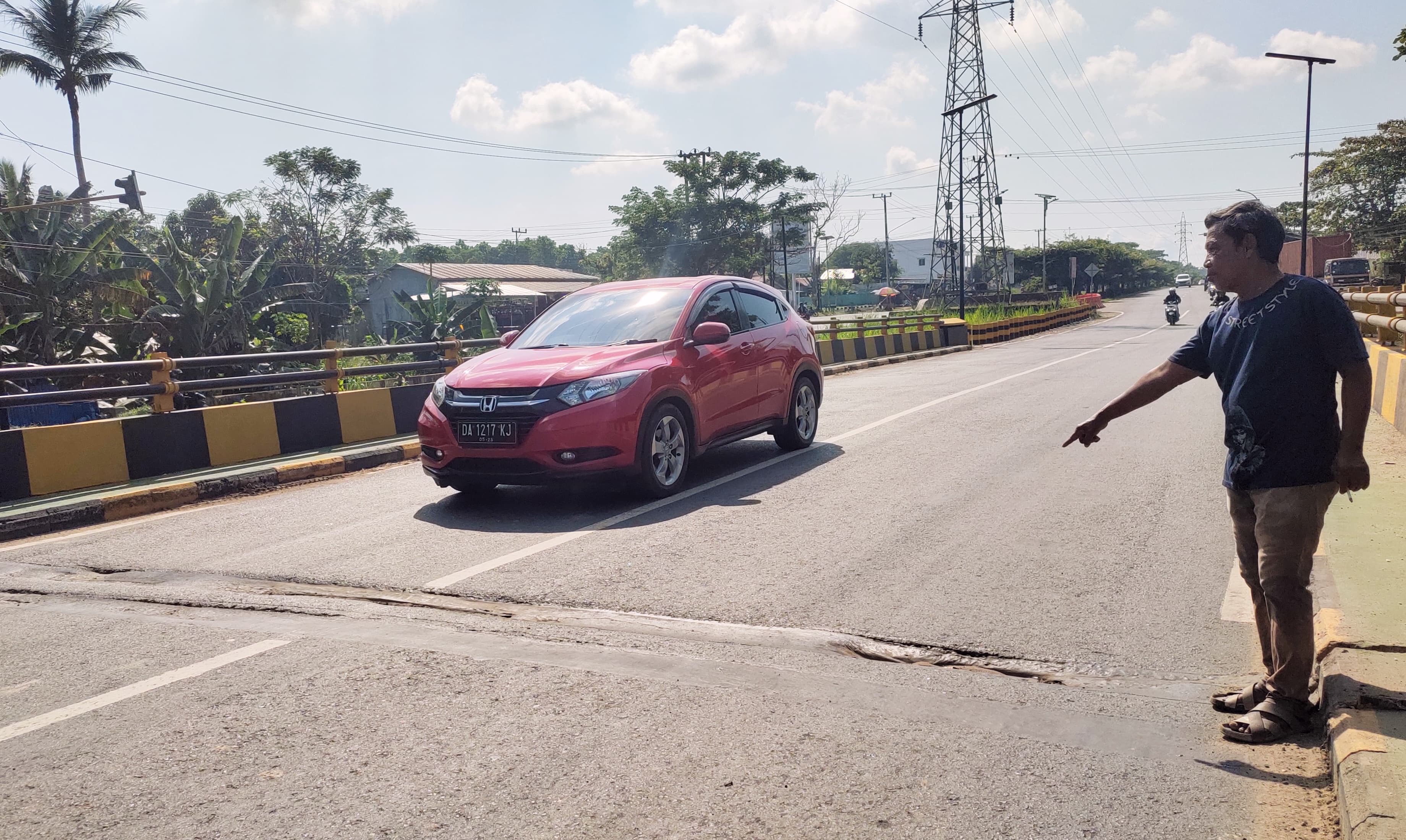 Murjani menunjukkan sambungan Jembatan Guntung Manggis yang mulai berlubang, Kamis (1/5/2025). (Bayu/Radar Banjarmasin)