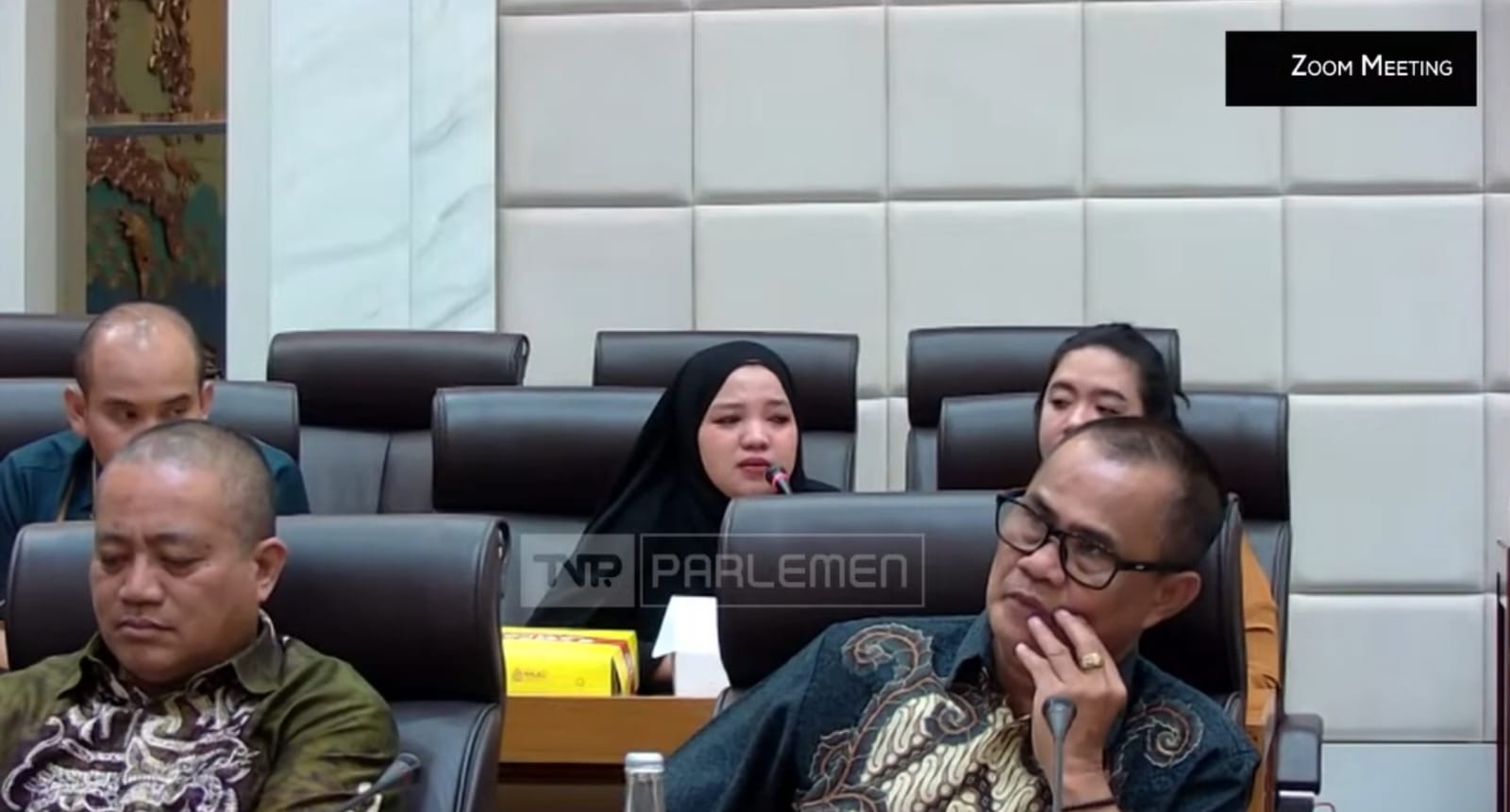 CARI KEADILAN: Istri Firly Norachim pemilik toko ikan asin