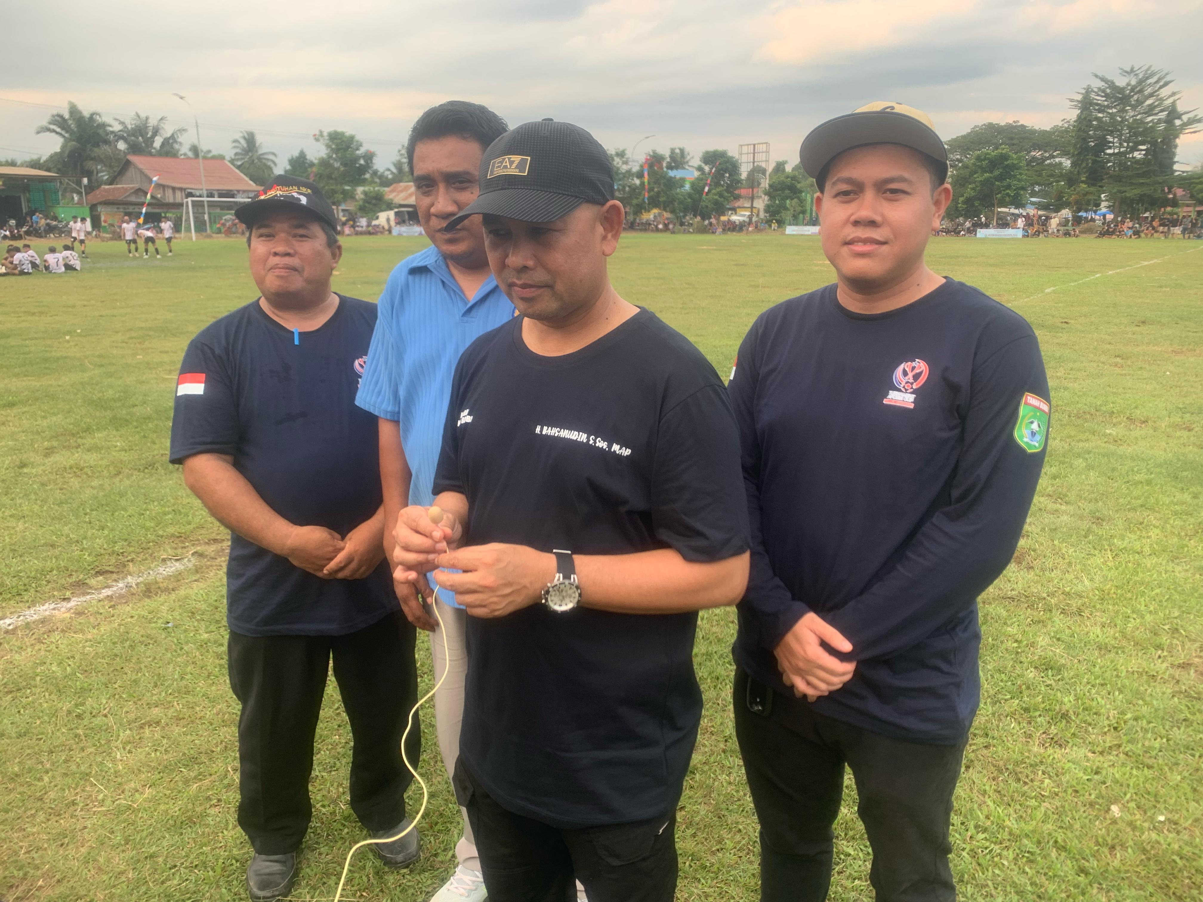 WAWANCARA: Wakil Bupati Tanah Bumbu, Bahsanuddin, saat memberikan keterangan kepada media usai membuka Turnamen APDESI Cup I 2025 di Teluk Kepayang. (Foto: Zulqarnain/Radar Banjarmasin)