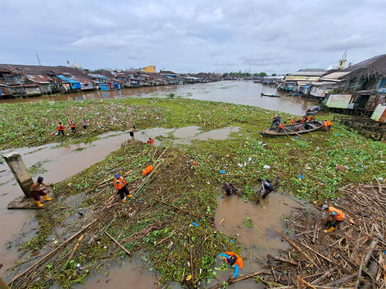 PAMPANGAN: Akibat trash boom rusak, Sungai Martapura kembali dipenuhi pampangan. Foto diambil di atas Jembatan Pasar Lama, Banjarmasin Tengah.
