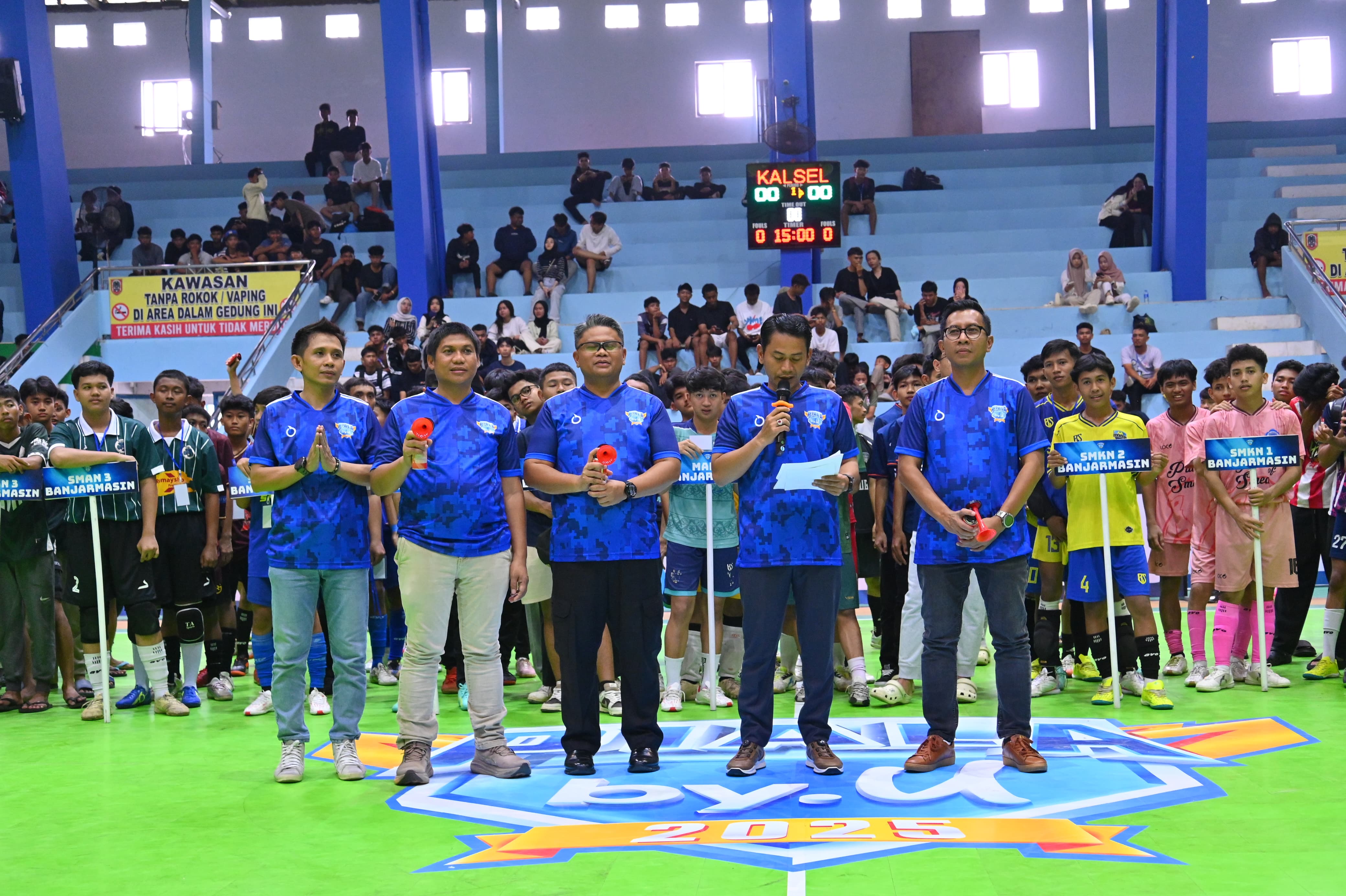 TURNAMEN FUTSAL:Wali Kota Banjarmasin, HM Yamin membuka kegiatan Piala By U 2025, Jumat (2/5/2025) di GOR Hasanudin HM Banjarmasin.(Foto:by.U untuk Radar Banjarmasin)