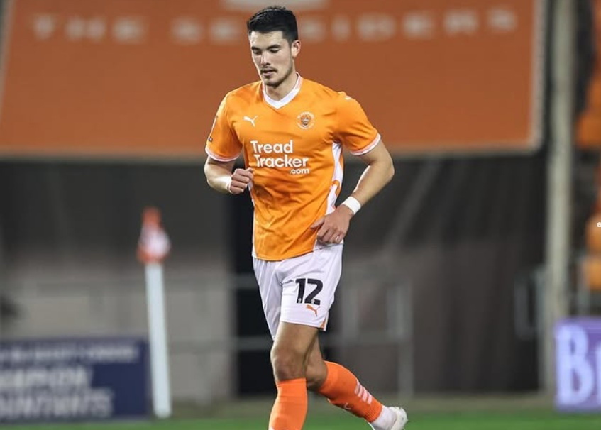 BERSINAR: Elkan Baggott menerima penghargaan Community Champion dari Blackpool.