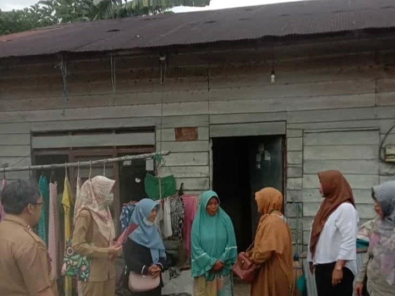 MENDATA: Petugas Disperkim Banjarbaru saat mendata penerima manfaat bantuan program bedah rumah di Kecamatan Cempaka.