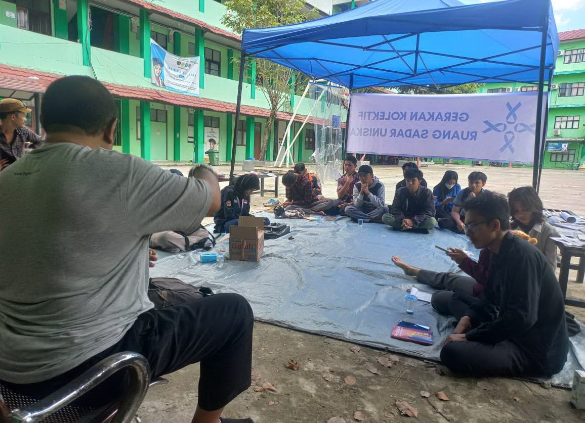 DISKUSI: Kelompok Sadar Uniska menggelar diskusi Hari Buruh bersama pentolan serikat buruh, Kamis (1/5).