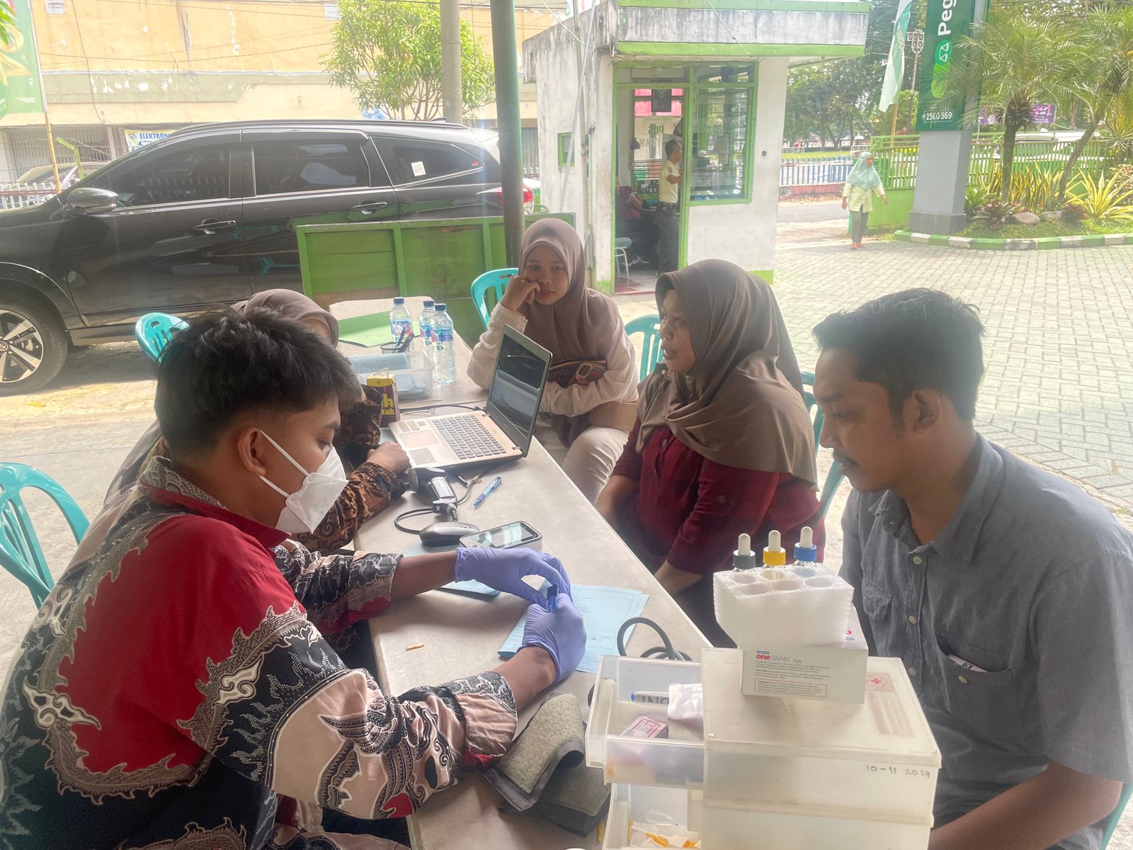 PEDULI SESAMA:Masyarakat antusias mengikuti kegiatan donor darah dalam rangka HUT Pegadaian ke-124.(foto:Raudah Anisya/Radar Banjarmasin)