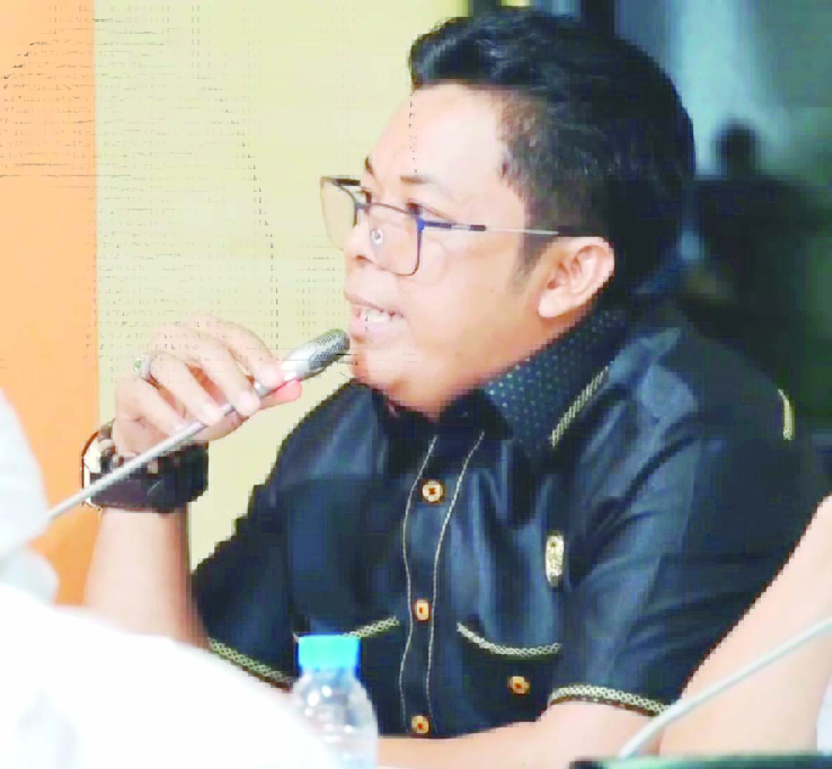 TEGAS: Anggota DPRD Kotabaru Rahmad saat RDP permasalahan Buruh dengan Perusahaan di Kotabaru.  (Foto: Fauzi Rahman untuk Radar Banjarmasin)