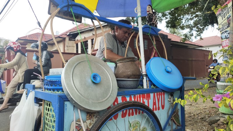 BERJUALAN: Basirun saat berjualan cendol dawet ayu di Jalan Garuda, depan gang masuk Jalan Manunggal II, Landasan Ulin, Senin (28/4) siang.