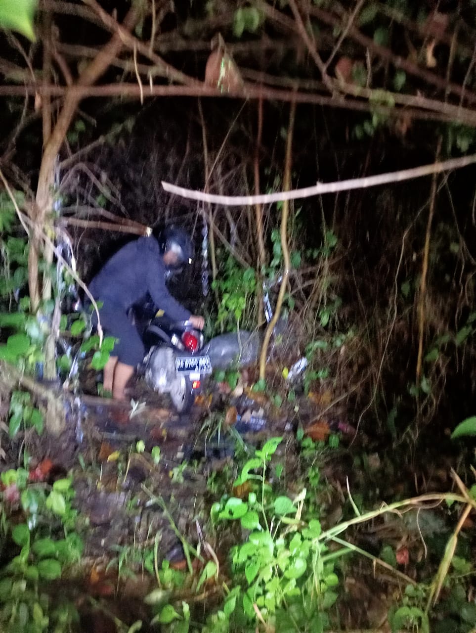 DISEMBUNYIKAN: Polisi dari Polsek Banjarmasin Timur menemukan motor curian yang disembunyikan 50 meter dari rumah pelaku Sariansyah. (Foto: Polsek Bantim untuk Radar Banjarmasin)