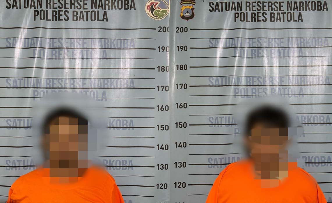 DISAMARKAN: Koko dan Boby mengenakan baju tahanan warna oranye setelah disergap polisi dari Polres Barito Kuala saat mengantar sabu. (Foto: Polres Batola untuk Radar Banjarmasin)