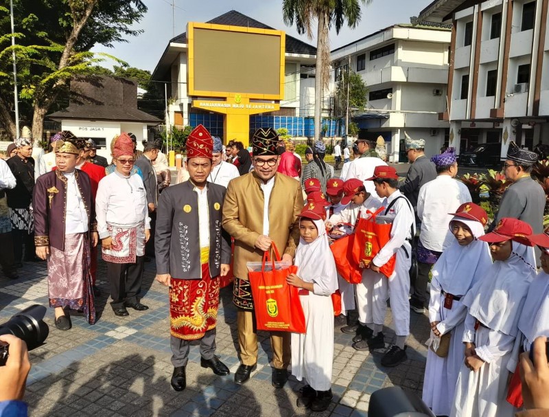 BANTUAN: Wali Kota Banjarmasin, Muhammad Yamin dan Plt Kadisdik Banjarmasin, Ryan Utama saat menyerahkan bantuan kepada siswa di momen Hardiknas 2025 di Balai Kota, Jumat (2/5).