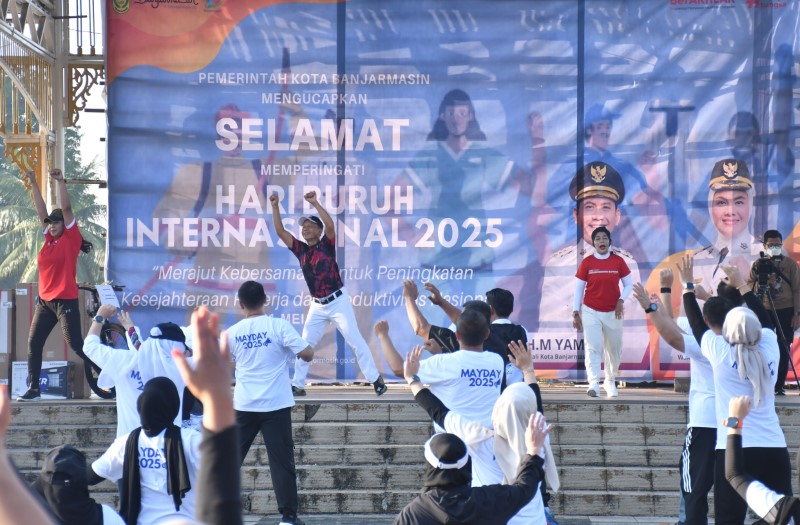 MAY DAY: Senam pagi mengawali perayaan Hari Buruh di Balai Kota Banjarmasin, Rabu (1/5).