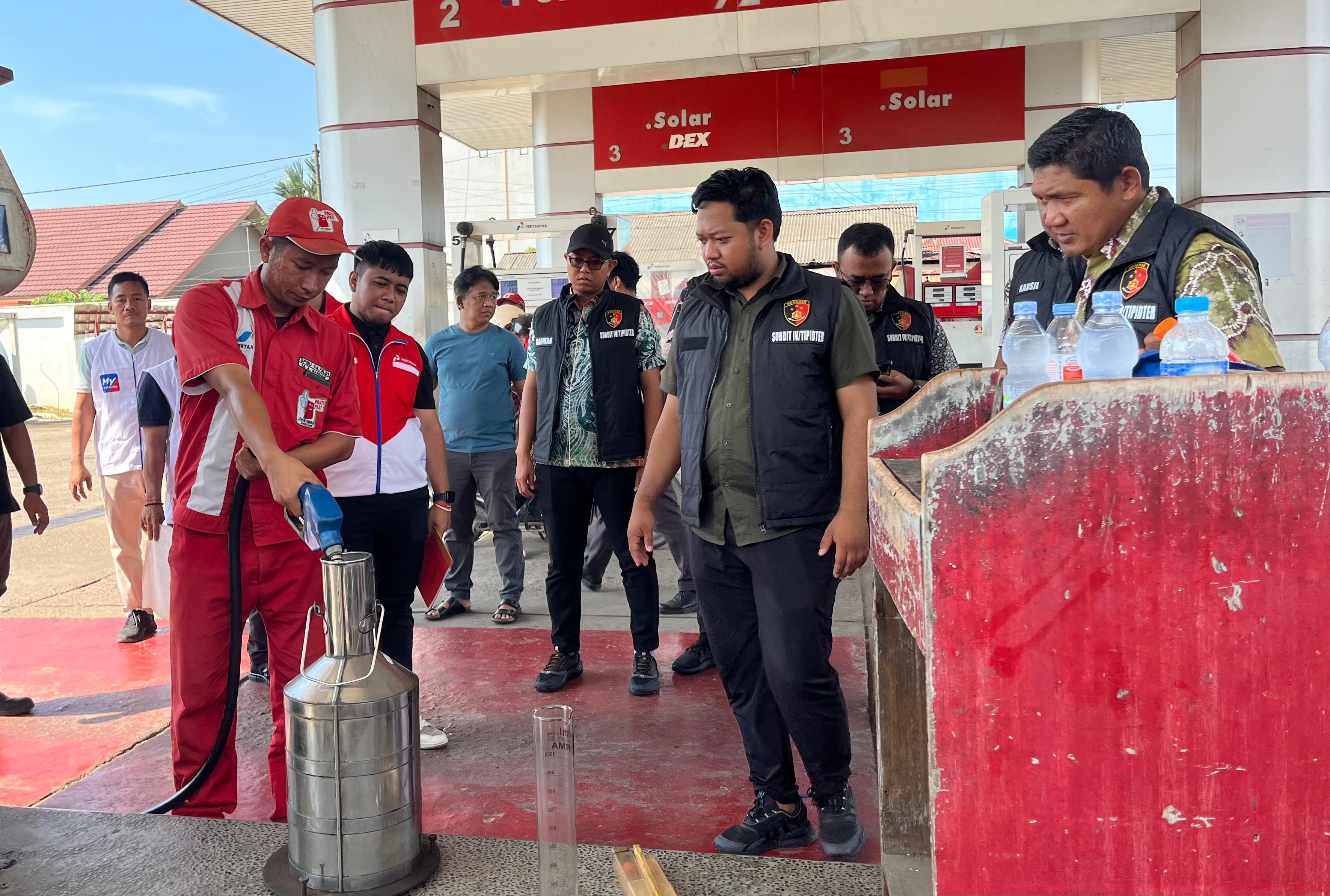 CEK LANGSUNG: Diskrimsus Polda Kalsel bersama Pertamina melakukan pengecekan kualitas BBM di sejumlah SPBU yang berada di batas kota. (Foto Diskrimsus Polda Kalsel)