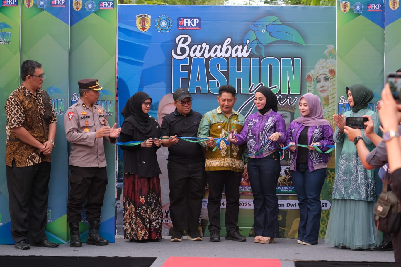 HADIR:Bupati Kabupaten HST, Samsul Rizal menghadiri sekaligus membuka acara Barabai Fashion Year 2025 di Lapangan Dwi Warna, Barabai, Sabtu (3/5/2025).(Foto:Kominfo HST)