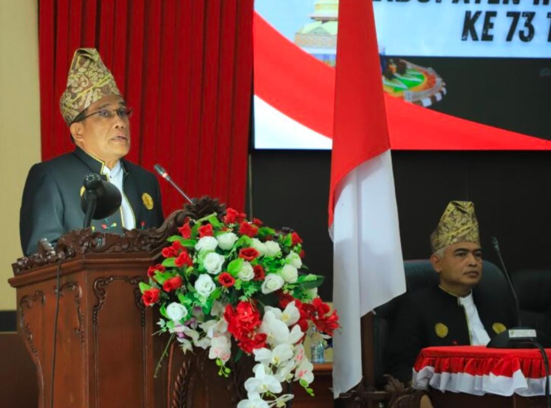 HADIR:Bupati HSU, H Sahrujani, dengan menggunakan Laung atau tutup kepala khas Banjar, di acara Paripurna DPRD HSU, Jumat (2/5/2025).