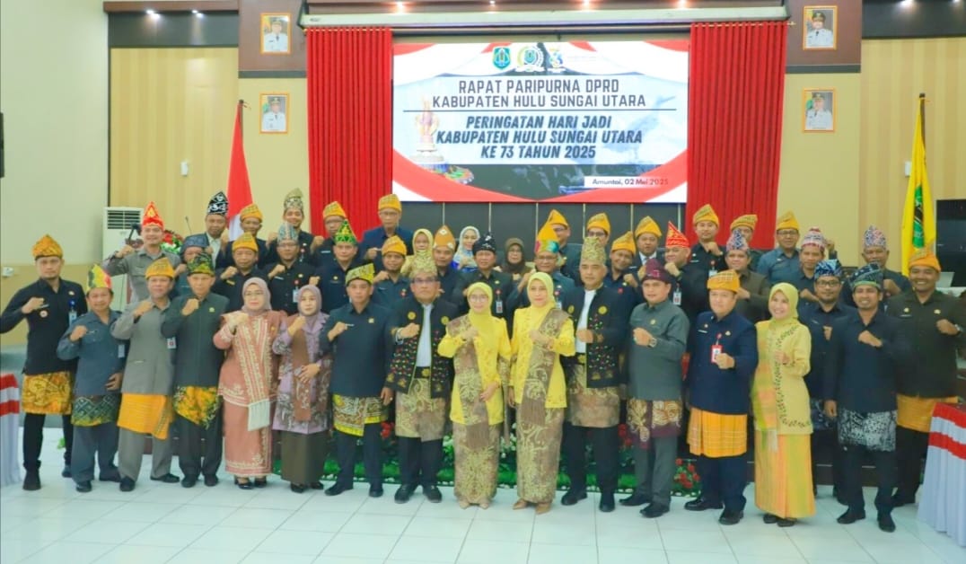 MOMEN:Bupati HSU, H Sahrujani dan Ketua DPRD HSU, H Fadilah foto bersama dengan jajaran Pemkab HSU di Paripurna DPRD HSU dengan agenda Harjad HSU ke-73 , Jumat (2/5/2025).