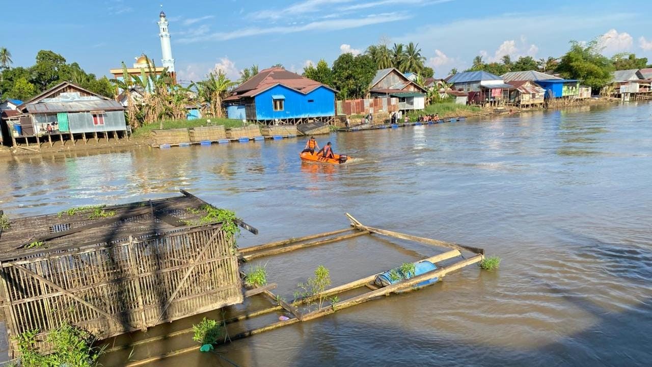 PENYISIRAN: Tim relawan baik damkar dan BPBD HSU, melaksanakan pencarian bocah diduga tenggelam di Sungai Negara, Kecamatan Amuntai Selatan. (Foto: M.Akbar/Radar Banjarmasin)