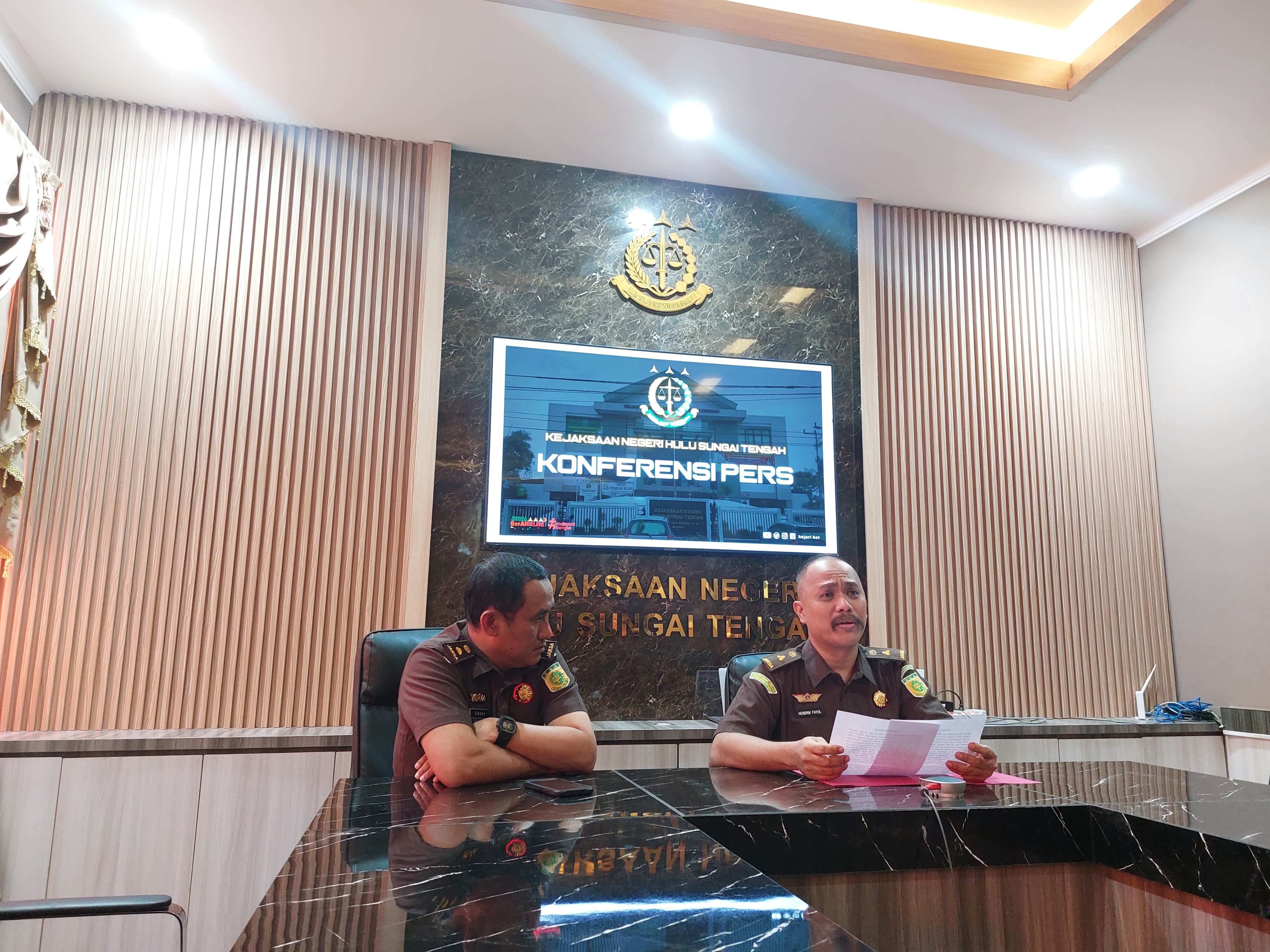 Kasi Pidsus Kejari HST, Hendrik Fayol (kanan) dan Kasi Intel, M Rachmadhani saat menggelar konferensi pers Senin (5/5/2025). (Jamaluddin/Radar Banjarmasin)