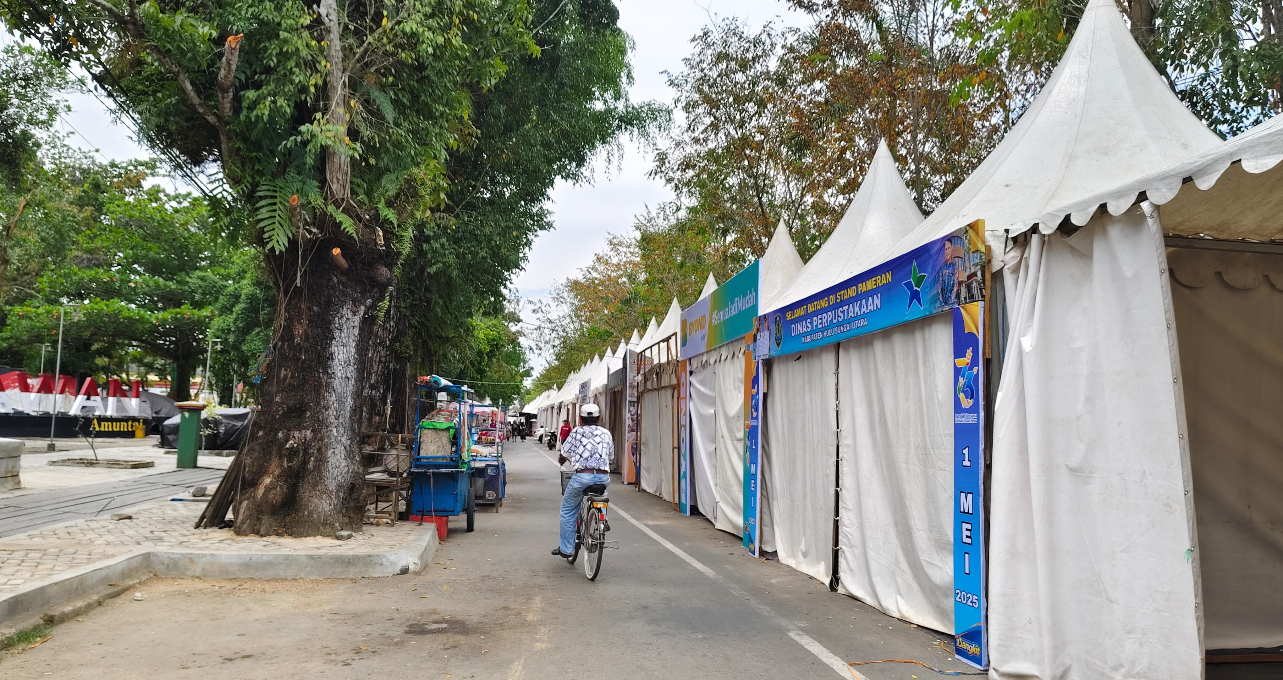 EVENT:Stand yang disiapkan di lokasi Amuntai Expo Amuntai 2025, Jalan Basuki Rahmat, samping Lapangan Pahlawan, Kabupaten HSU, Senin (5/5/2025).(Foto:M Akbar Radar Banjarmasin)