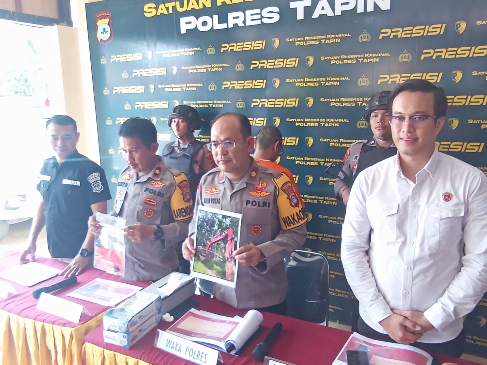 KONFERENSI PERS: Waka Polres Tapin, Kompol Aunur Rozaq memimpin konferensi pers kasus tambang ilegal, Senin (5/5/2025).(Foto:Rasidi Fadli/Radar Banjarmasin)