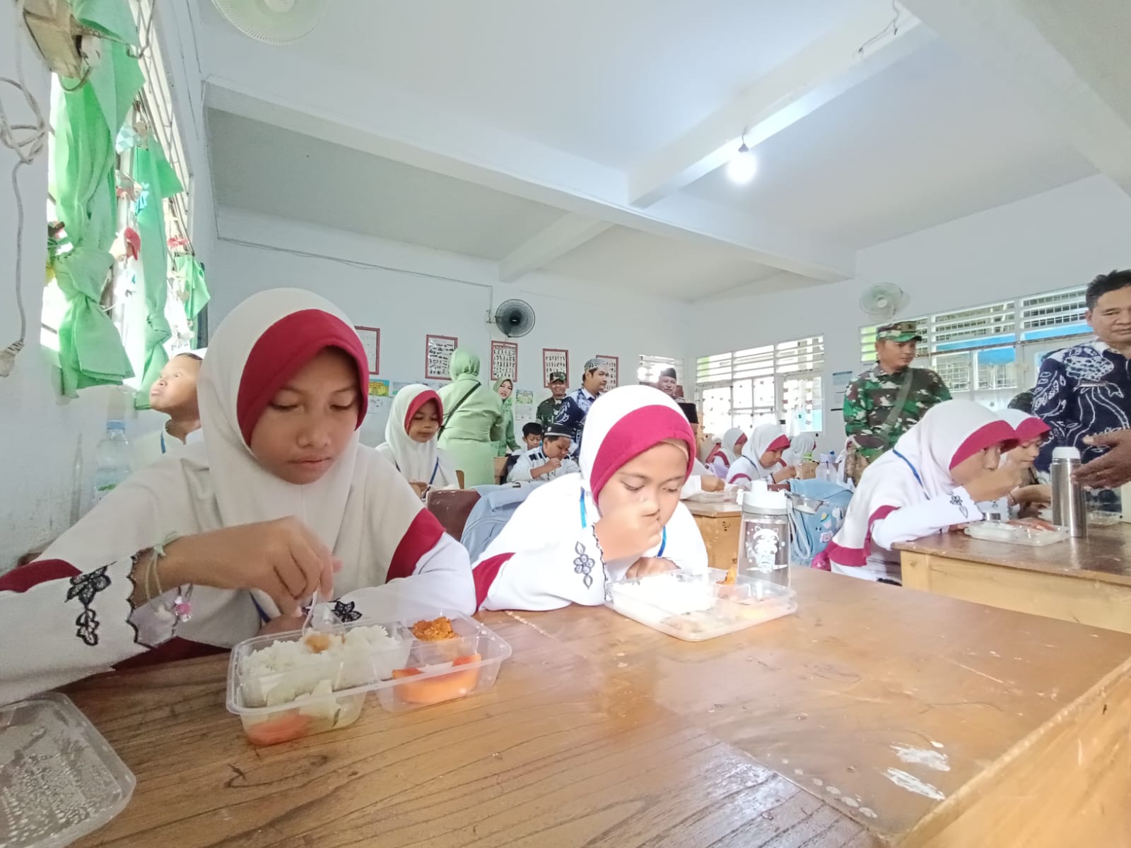 MAKAN BERGIZI:Para pelajar di Kabupaten HSS menikmati menu program MBG.(Foto:Salahudin/Radar Banjarmasin)