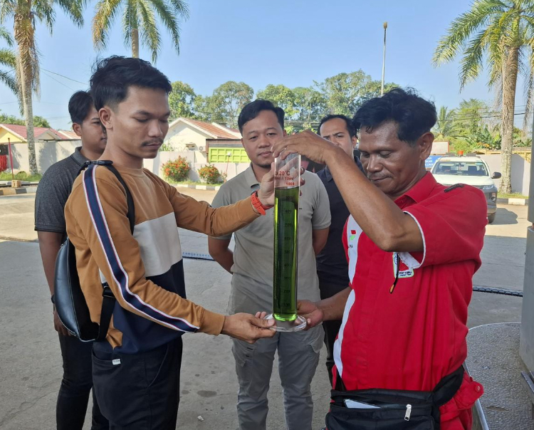 Kepolisian dan pengelola SPBU melakukan uji sampel BBM jenis Pertalite dan Pertamax. Hasilnya, tidak ditemukan air yang tercampur dalam bahan bakar. (Polres Balangan untuk Radar Banjarmasin)