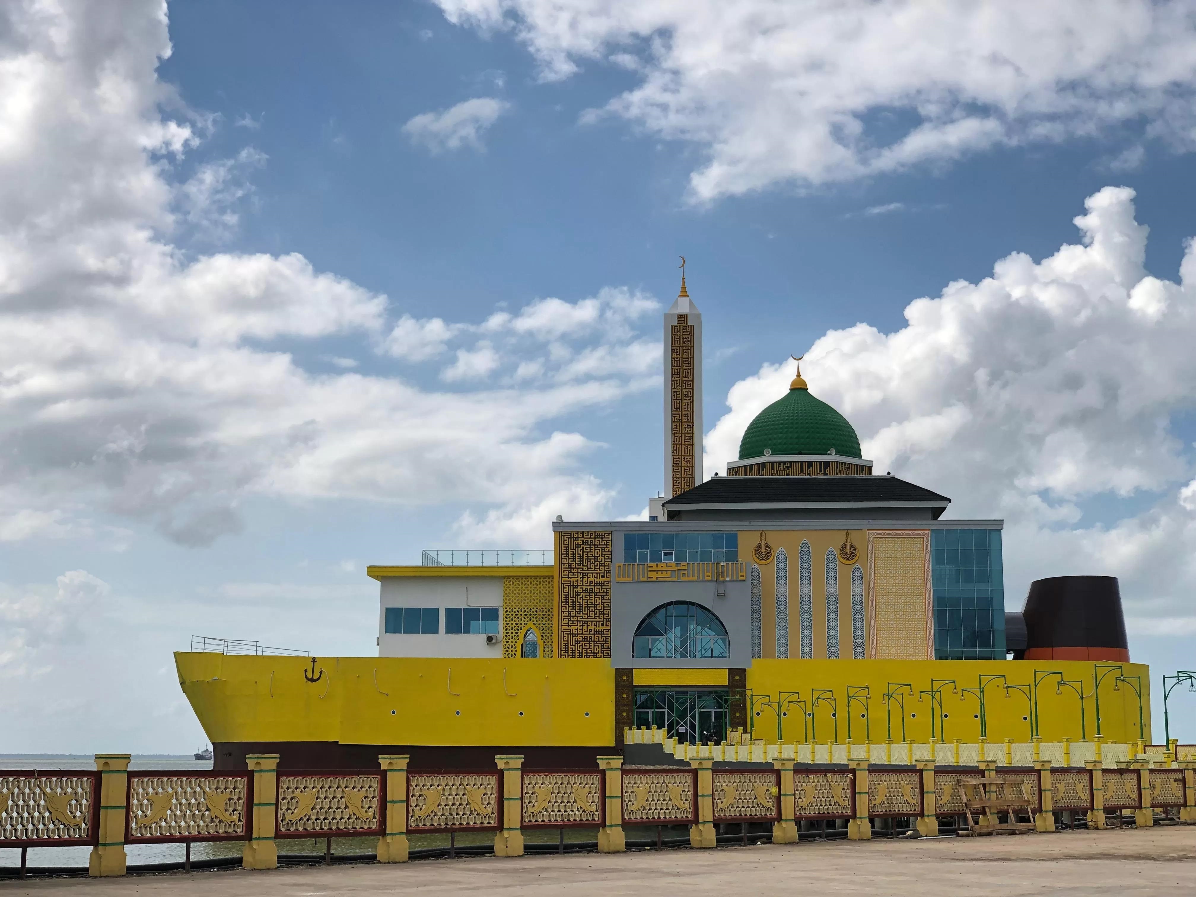 MASJID KAPAL: Masjid Saidina Jafar berbentuk kapal yang ada di objek wisata Siring Laut Kotabaru.
