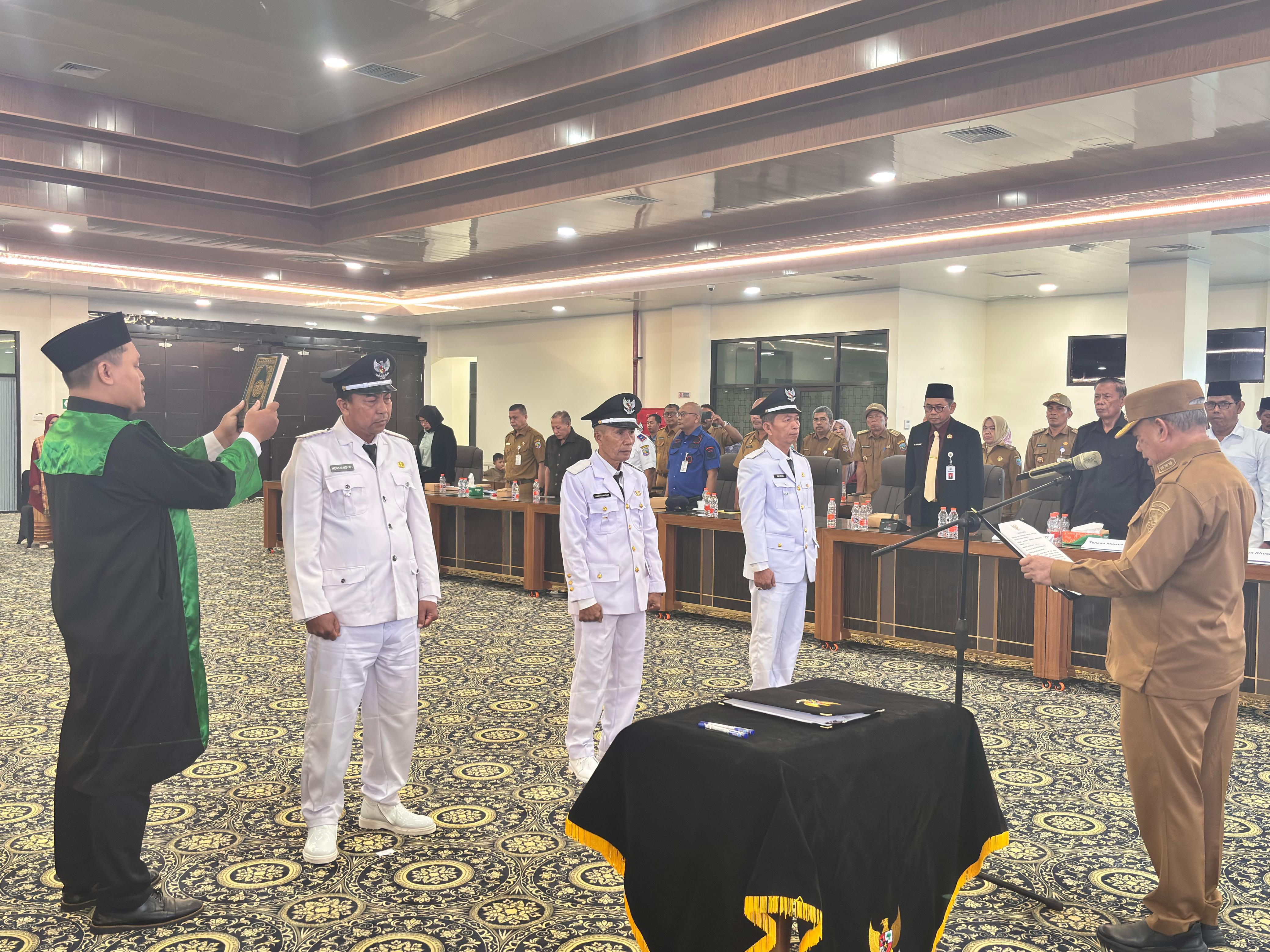 PELANTIKAN: Bupati Kotabaru H Muhammad Rusli lantik Kepala Desa Tamiang, Teluk Sungai dan Baharu Utara.