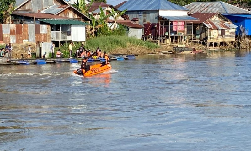 PENYISIRAN: Tim relawan, baik Damkar dan BPBD HSU, menyisir sungai untuk mencari bocah yang diduga tenggelam di Sungai Negara, Kecamatan Amuntai Selatan.