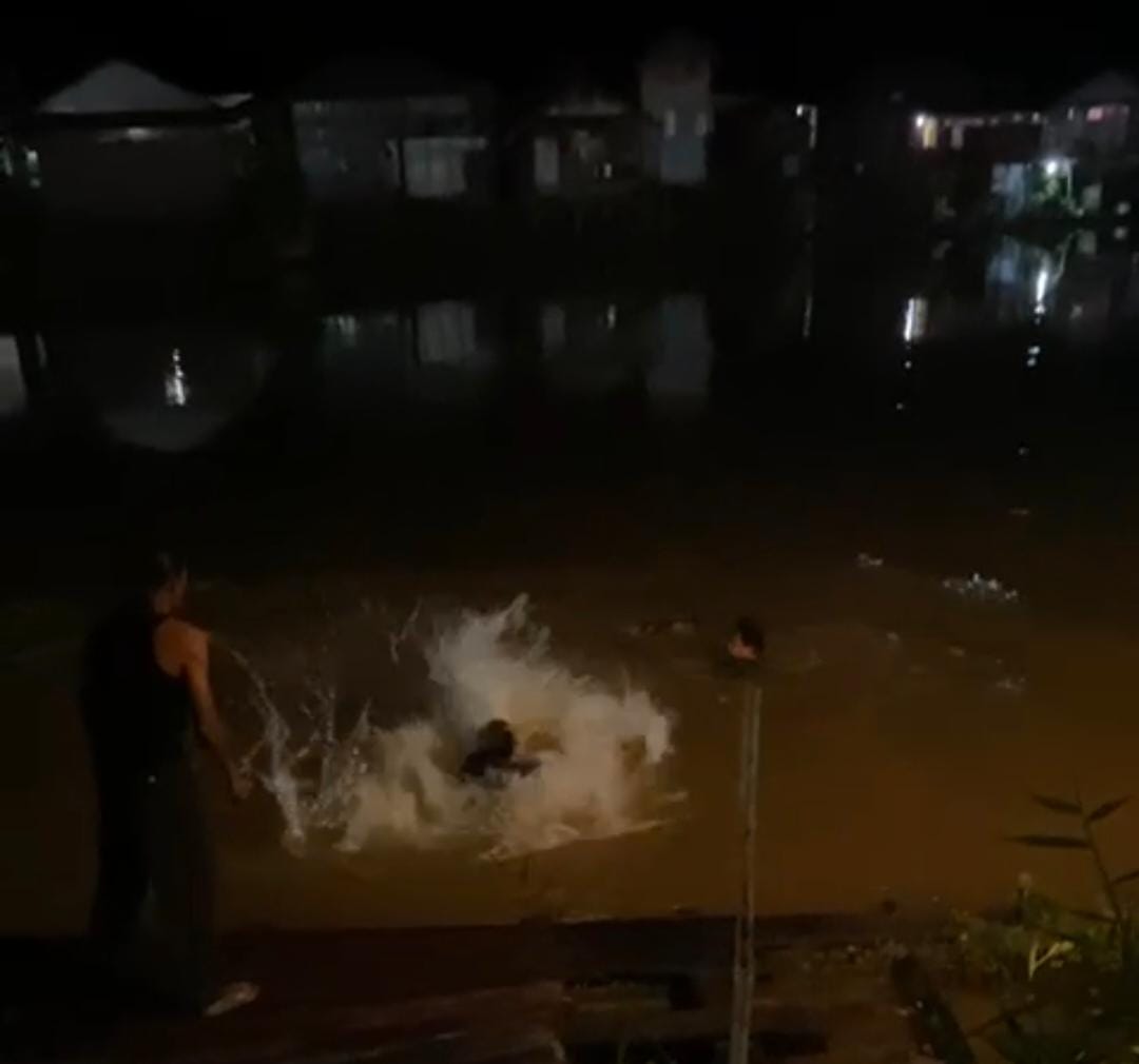 PENYISIRAN: Tim relawan baik damkar dan rescue gabungan, akhirnya menemukan jasad bocah tenggelam di Sungai Negara, Desa Kota Raden, Kecamatan Amuntai Tengah, malam ini. (Foto: M.Akbar/Radar Banjarmas