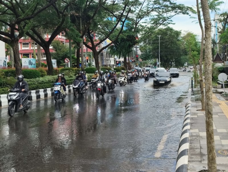 TERENDAM: Kondisi Jalan Lambung Mangkurat di Banjarmasin Tengah yang terdampak banjir rob.