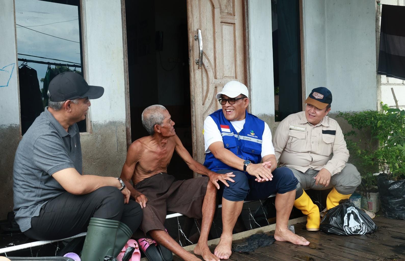 HANGAT:Bupati dan Wakil Bupati Kabupaten HSU, H Sahrujani dan Wabup Hero Setiawan didampingi Sekda HSU, Adi Lesmana menyerahkan bantuan dan berbincang dengan warga Desa Danau Teratai.