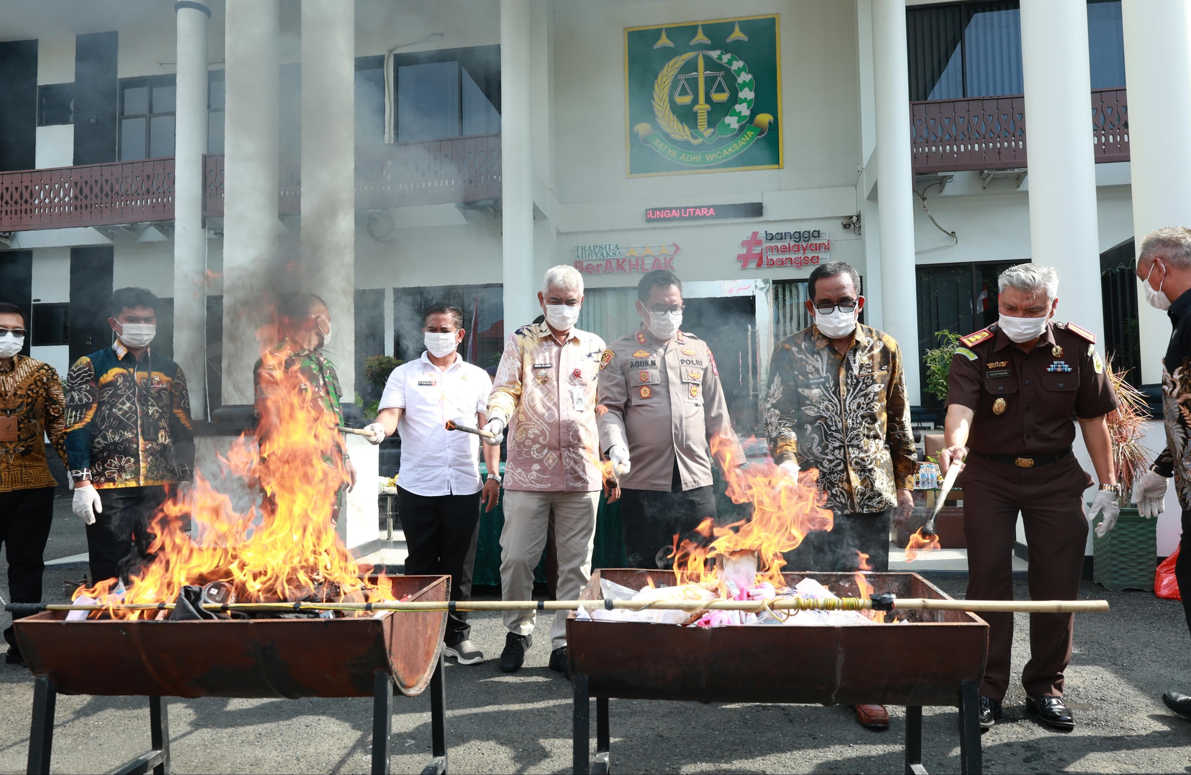 SINERGITAS:Bupati dan Wakil Bupati Kabupaten HSU,H Sahrujani dan Hero Setiawan bersama Forkopimda memusnahkan barang bukti sabu dan kejahatan lainnya di Kejaksaan HSU, Senin (5/5/2025).