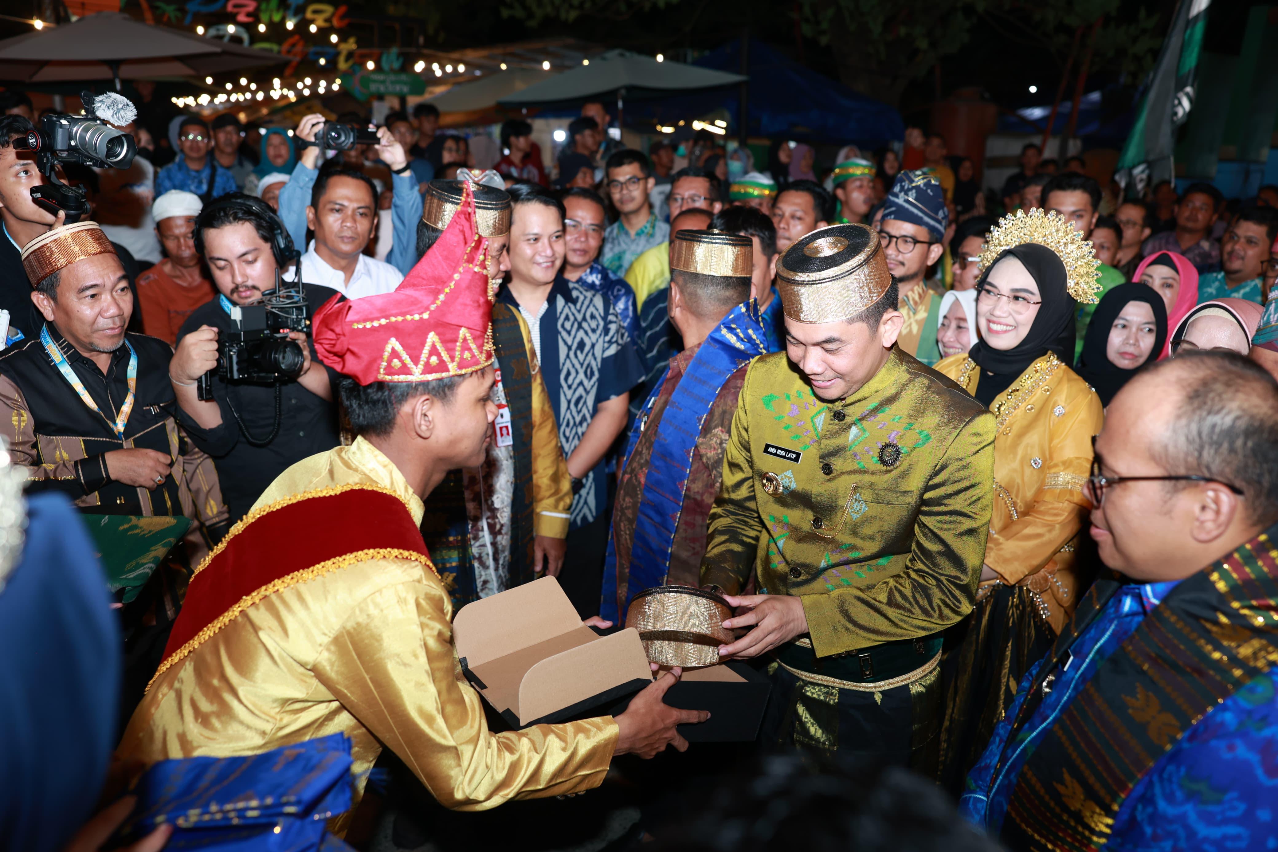 MERIAH: Bupati Tanah Bumbu, Andi Rudi Latif, saat mengunjungi Pantai Pagatan untuk mengikuti pembukaan Mappanre Ri Tasi&rsquo;e 2025. (Foto: Prokopim Tanah Bumbu untuk Radar)