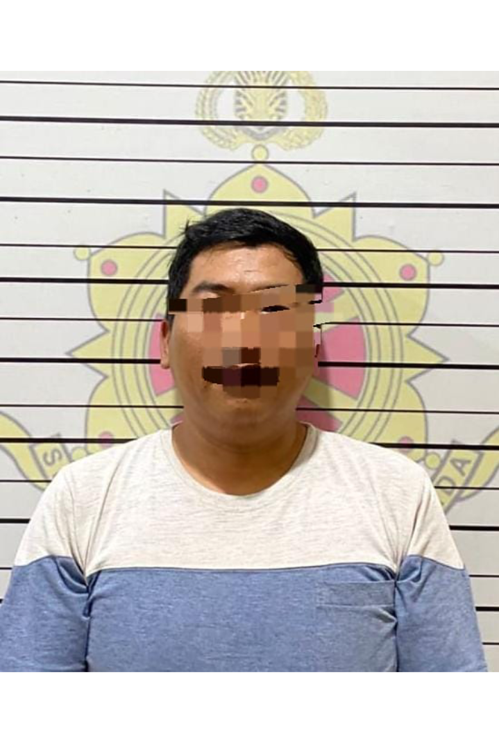 TAK BERKUTIK : JN dan barang bukti perjudian miliknya.