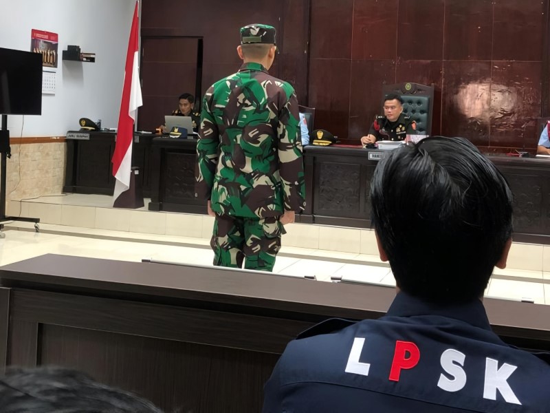 BUKTI BARU: Satria menyerahkan bukti trek GPS dari aplikasi Trek ID yang didapat dari pemilik rental kepada Hakim Ketua, Letkol Chk Arie Fitriansyah sebagai barang bukti, Senin (5/5) siang.