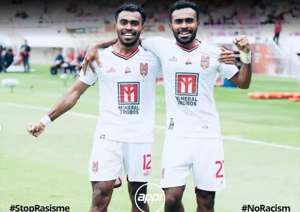 TOLAK RASISME: Yakob dan Yance Sayuri menuntut keadilan atas aksi rasisme usai laga kontra Persib. (@appi.official)