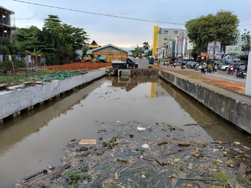 PROYEK: Bagian revitalisasi Sungai Veteran di belakang Kelenteng Soetji Nurani.