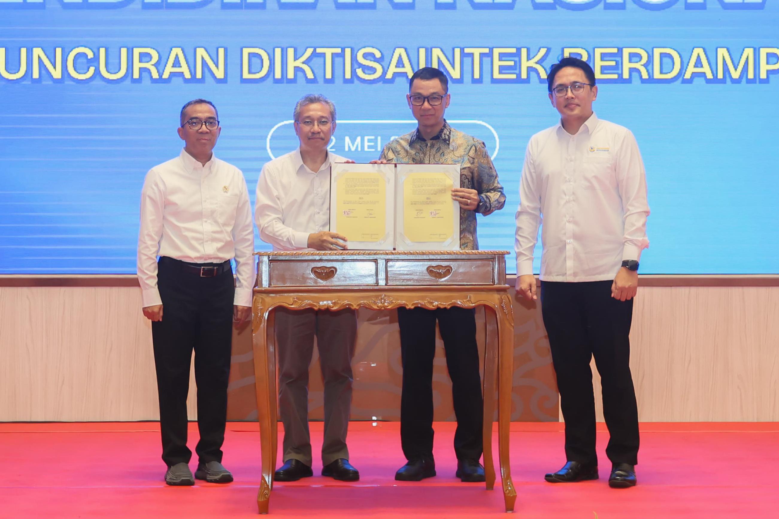MOU:Direktur Utama PLN, Darmawan Prasodjo (kedua dari kanan) bersama Sekretaris Jenderal Kementerian Pendidikan Tinggi, Sains, dan Teknologi, Togar Mangihut Simatupang (kedua dari kiri)