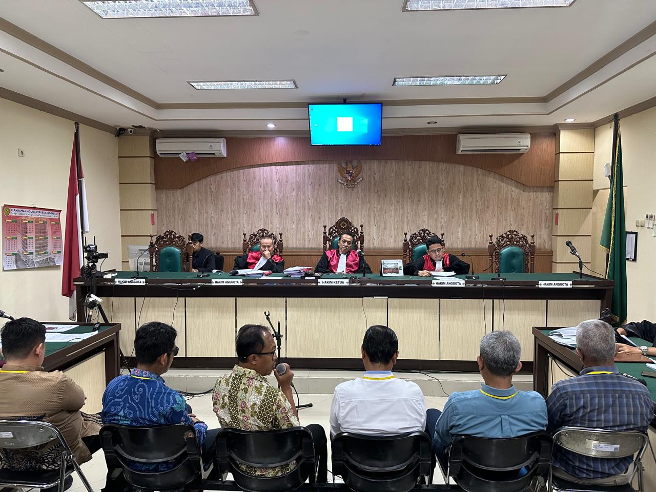 BERI KESAKSIAN: Enam saksi dihadirkan jaksa KPK di sidang lanjutan suap dan gratifikasi OTT KPK di Dinas PUPR Kalsel, Rabu (7/5/2025). (Foto: Muhammad Oscar Fraby/Radar Banjarmasin)