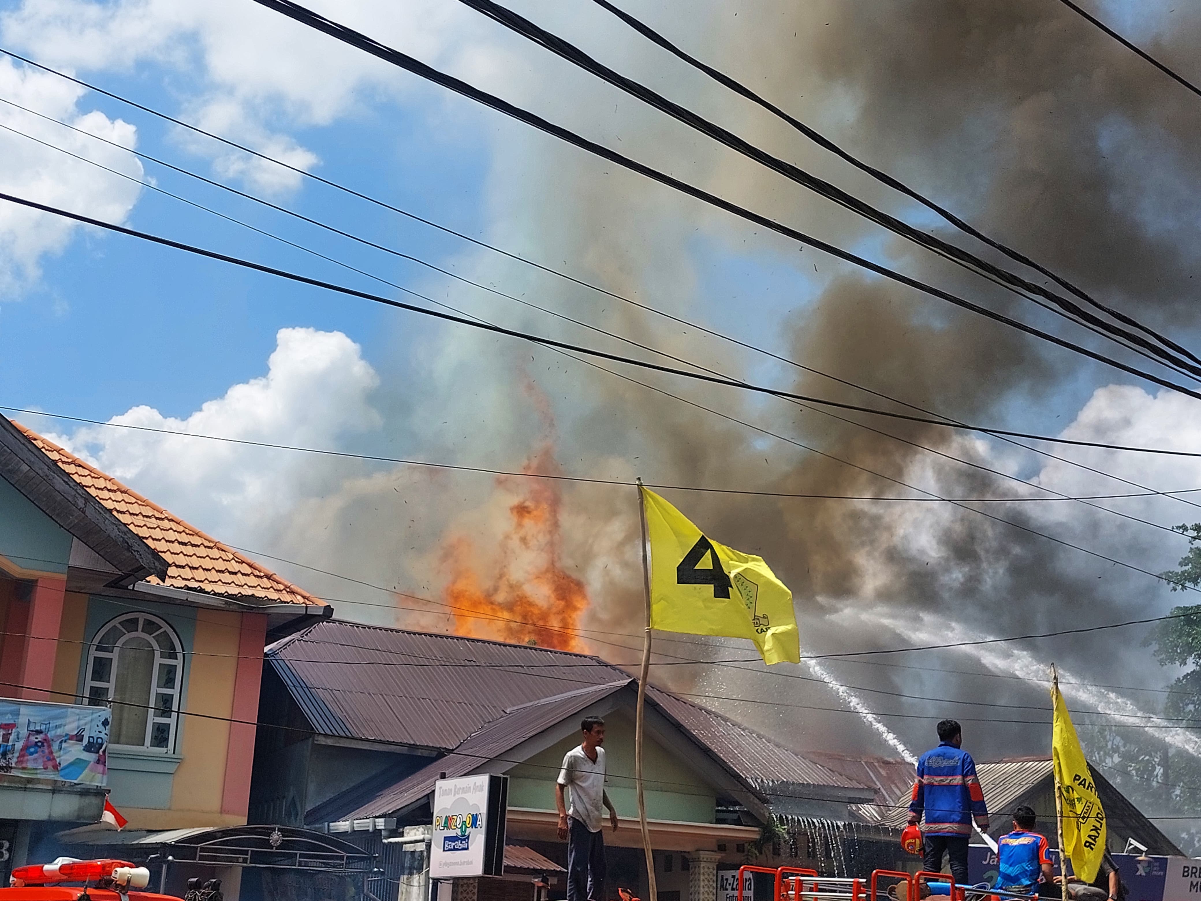 PADAMKAN API: Relawan HST mencoba memadamkan api di Jl Hevea Baru, Gang Munti Raya Luar, Kamis (8/5/2025). (Foto: Jamaluddin/Radar Banjarmasin).