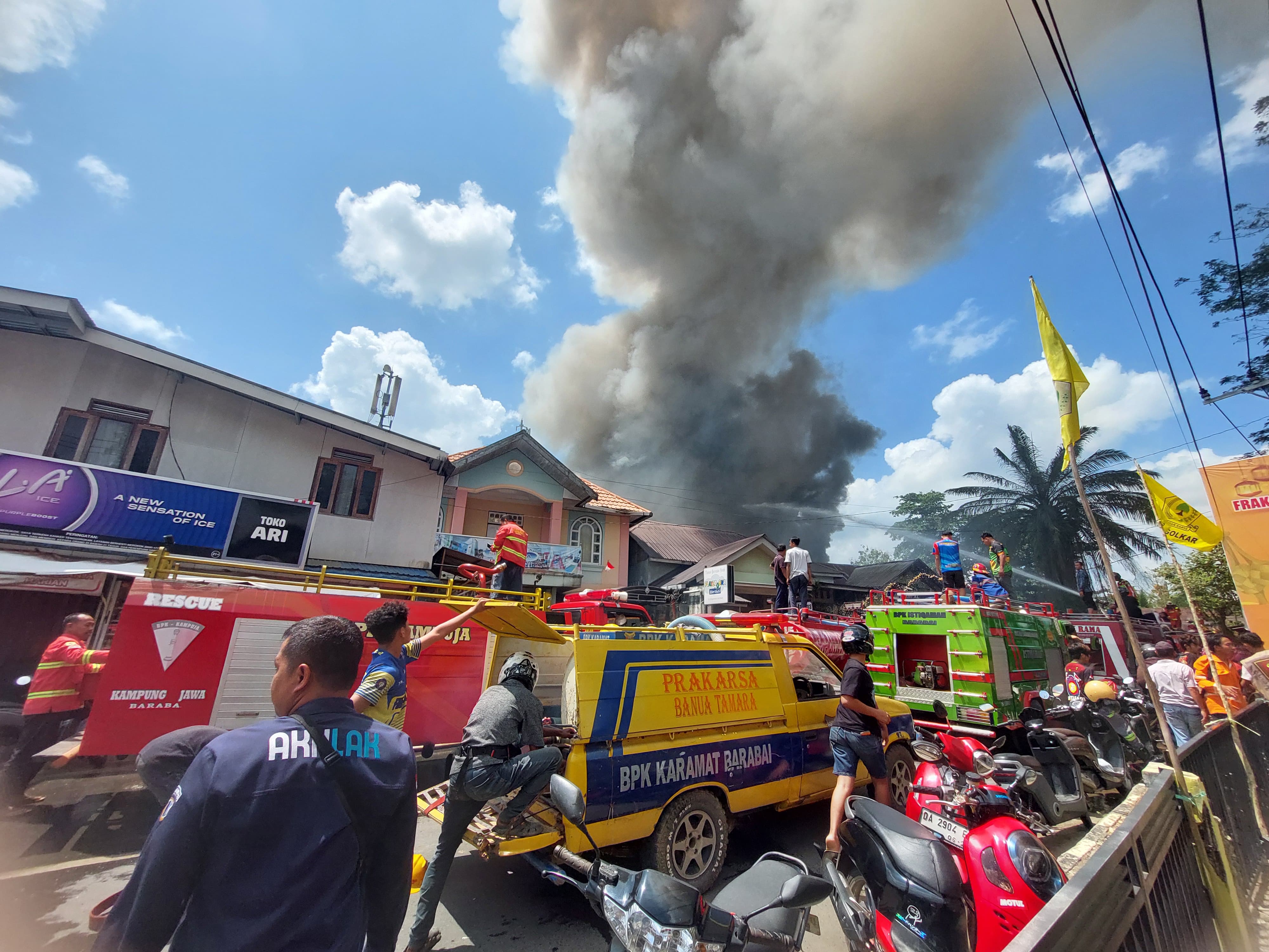 PADAMKAN API: Relawan HST mencoba memadamkan api di Jl Hevea Baru, Gang Munti Raya Luar, Kamis (8/5/2025). (Foto: Jamaluddin/Radar Banjarmasin).