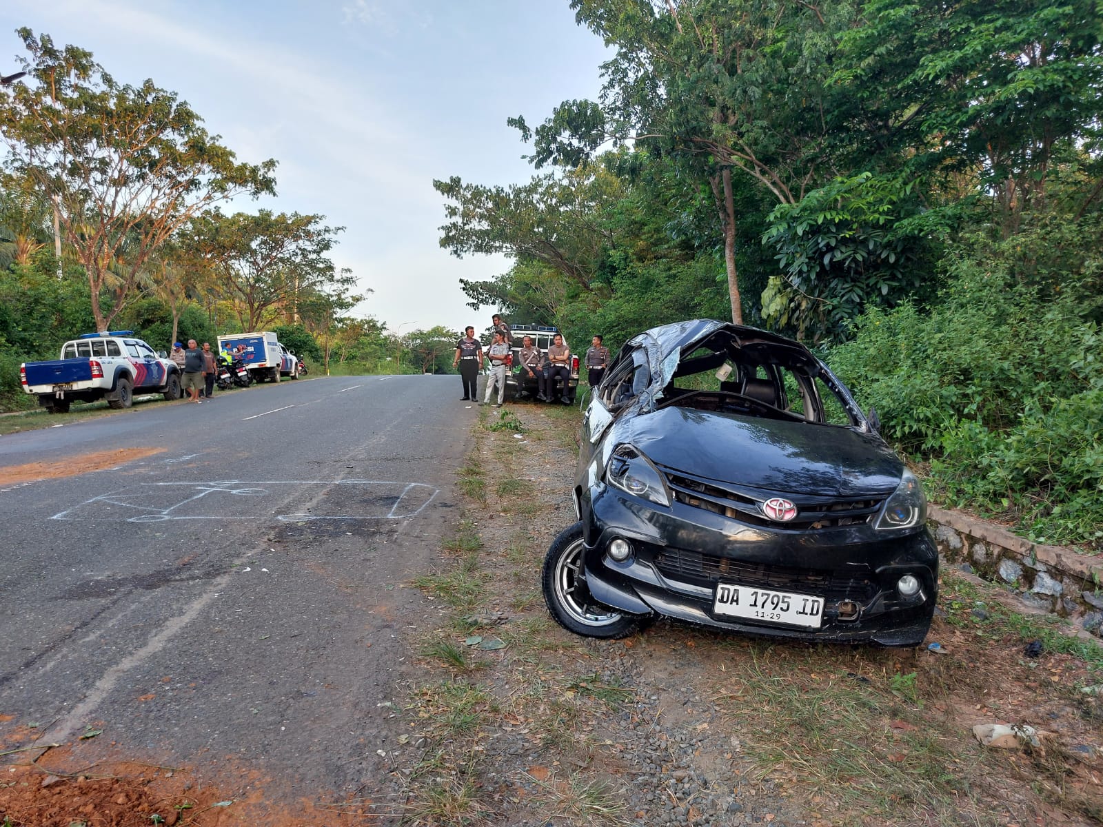 RUSAK PARAH: Seperti inilah kondisi mobil minibus Avanza yang ditumpangi delapan mahasiswa UIN Antasari Banjarmasin yang mengalami laka di Gunung Kayangan, Rabu (7/5/2025).