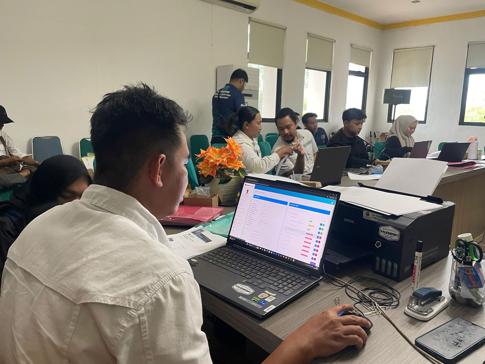 VERIFIKASI: Tim Keabsahan Popda Kalsel 2025 memeriksa berkas peserta di sela proses verifikasi dokumen atlet di Banjarbaru, Selasa (7/5).