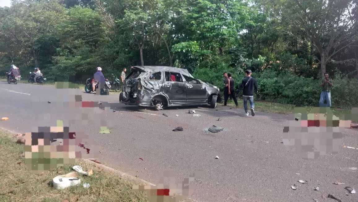KORBAN JIWA: Mobil Toyota Avanza yang mengalami kecelakaan maut di Gunung Kayangan, Pelaihari, Rabu (7/5/2025) siang, tiga penumpang tewas.