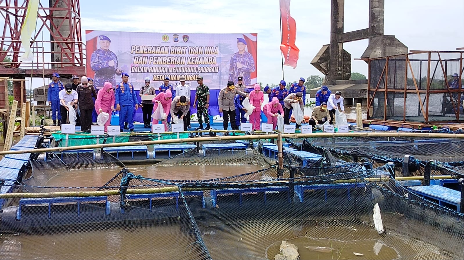 SEMAI IKAN:Kapolda Kalsel Irjens Pol Risyanto Yudha Hermawan, Wakil Bupati Batola Herman Susilo, bersama jajarannya menyemaikan bibit ikan nila di keramba jaring apung di sungai Barito.