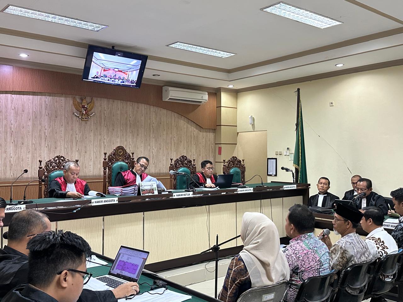 BERI KESAKSIAN: Para saksi dihadirkan jaksa KPK di PN Tipikor Banjarmasin pada Kamis (8/5/2025), di antaranya dari Baznas Kalsel. (Foto: Muhammad Oscar Fraby/Radar Banjarmasin)