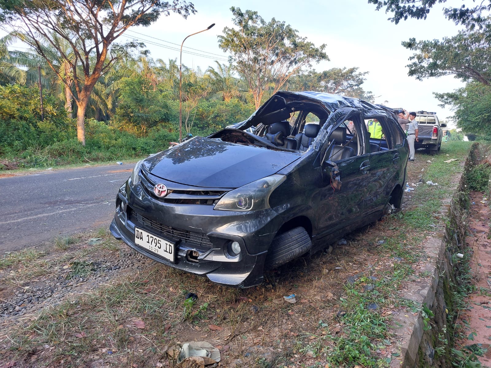 Mobil Toyota Avanza yang ditumpangi delapan mahasiswa UIN Antaari Banjarmasin dan mengalami kecelakaan maut di Gunung Kayangan, Pelaihari, Rabu (7/5/2025) siang. (Norsalim Yahya/Radar Banjarmasin)