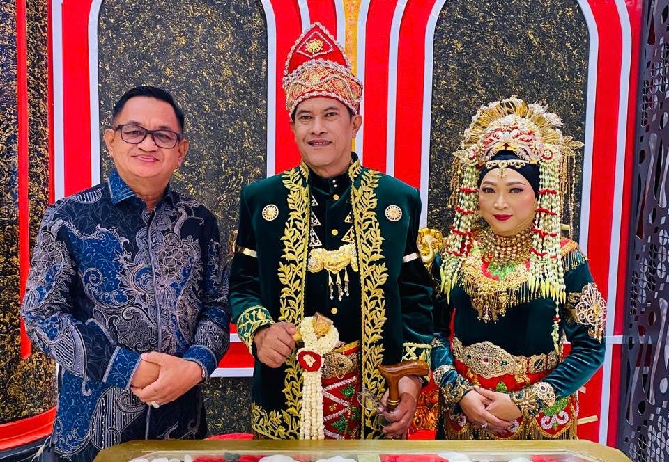 HADIR:Asisten Administrasi Umum Setda Prov Kalsel, Ahmad Bagiawan (kiri) bersama Cevi Yusuf Isnendar yang dinobatkan sebagai Raja Kebudayaan Banjar Kalimantan di Kraton Majapahit, Jakarta.(MC Kalsel)