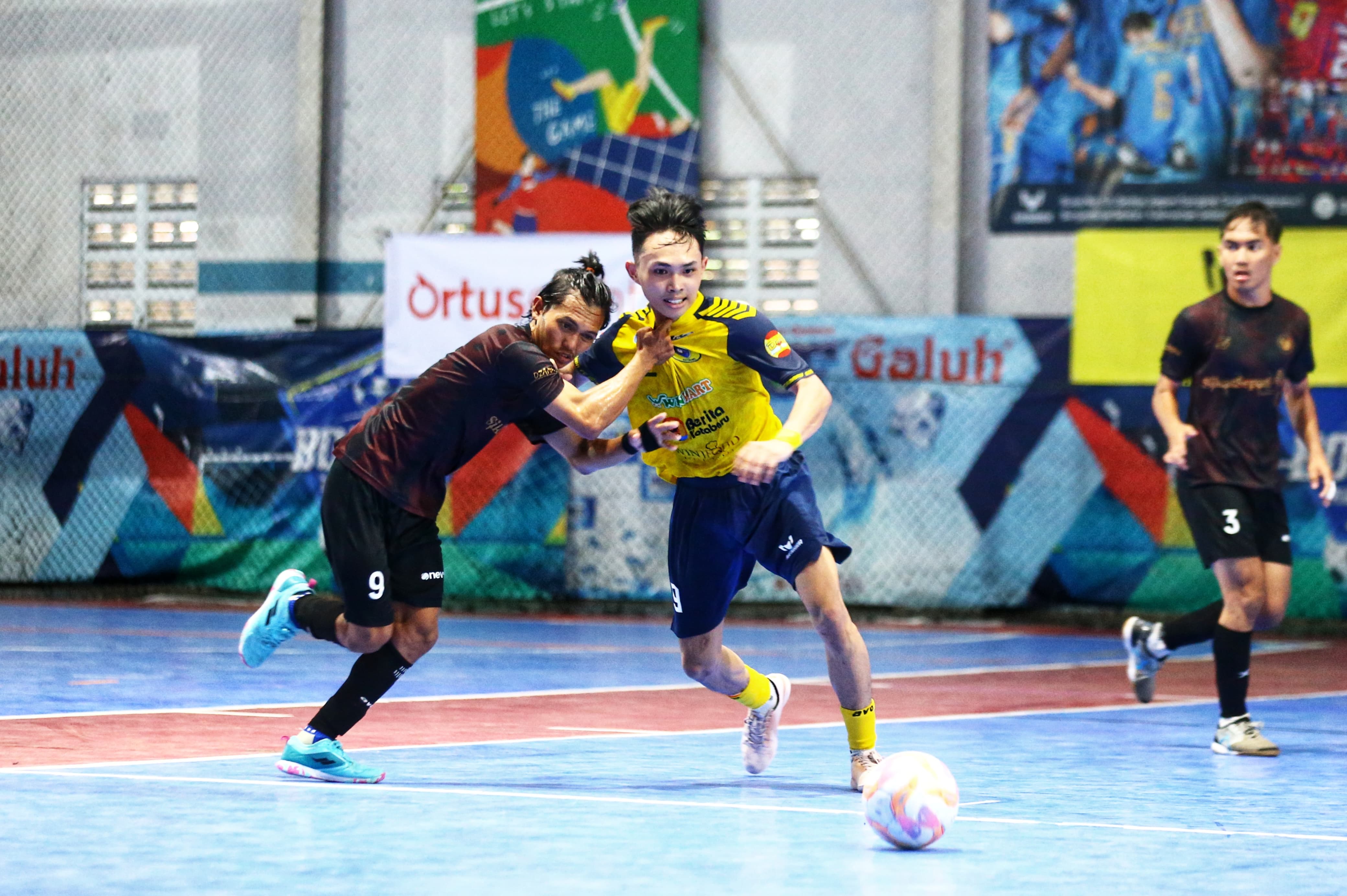 SENGIT:Suasana pertandingan di Liga Futsal Nusantara (Linus) Kalsel 2025 di Borneo Indoor Futsal, Banjarmasin.(Foto:M Idris Jian Sidik/Radar Banjarmasin)