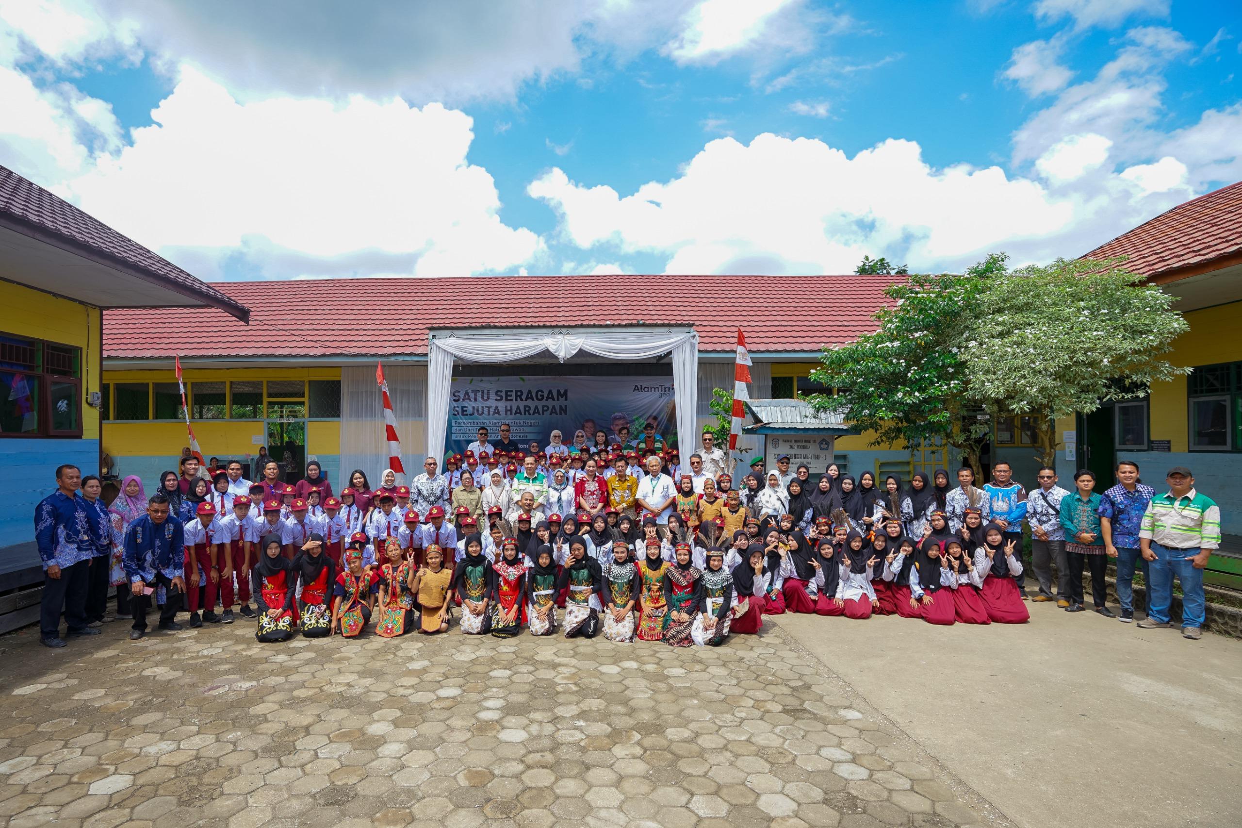 ///SATU SERAGAM SATU HARAPAN : Seluruh siswa dan guru SDN 1 Muara Tuhup berfoto bersama jajaran PT Maruwai Coal dan YABN.